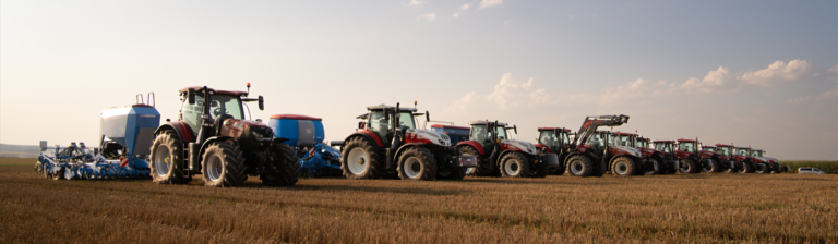 Traktoren auf einem landwirtschaftlichen Feld