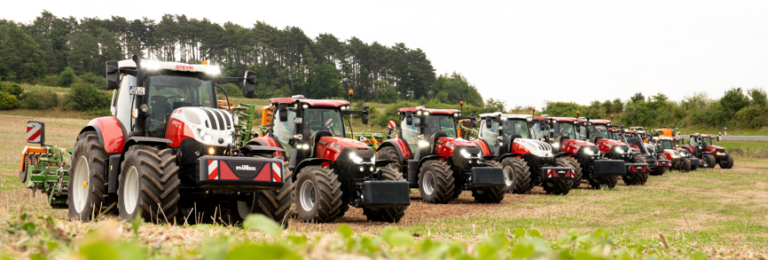 Schlepperflotte Case und Steyer auf dem Feld aufgestellt