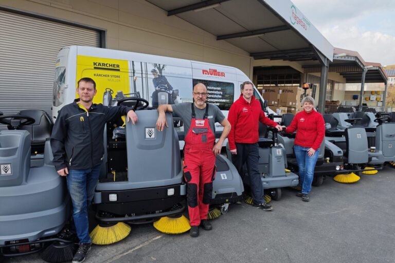 Kärcher TEAM 2025 vor der Kärcher Professional Kehrmaschinen Flotte