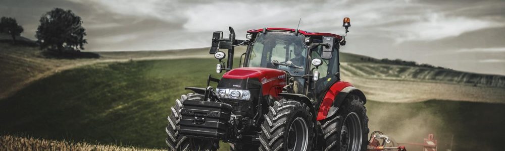 Case IH Schlepper auf dem Feld bei der Bodenbearbeitung